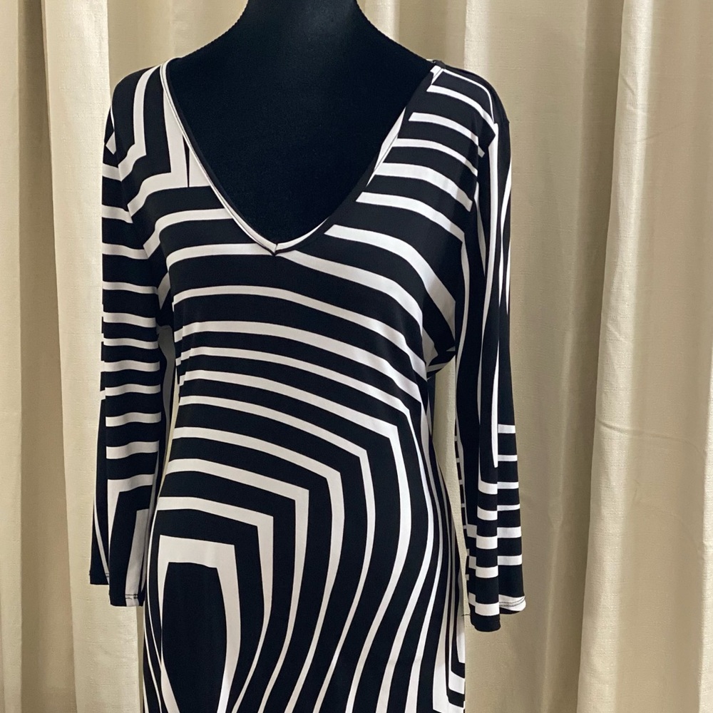 Fashion to Figure Black and White Geometric V‑Neck Midi Dress - Picture 2 of 7
